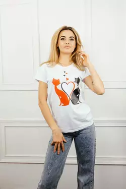 Молодежная женская футболка 44-46-48 Турция 2 кота белый Молодежная женская футболка 44-46-48 Турция 2 кота белый